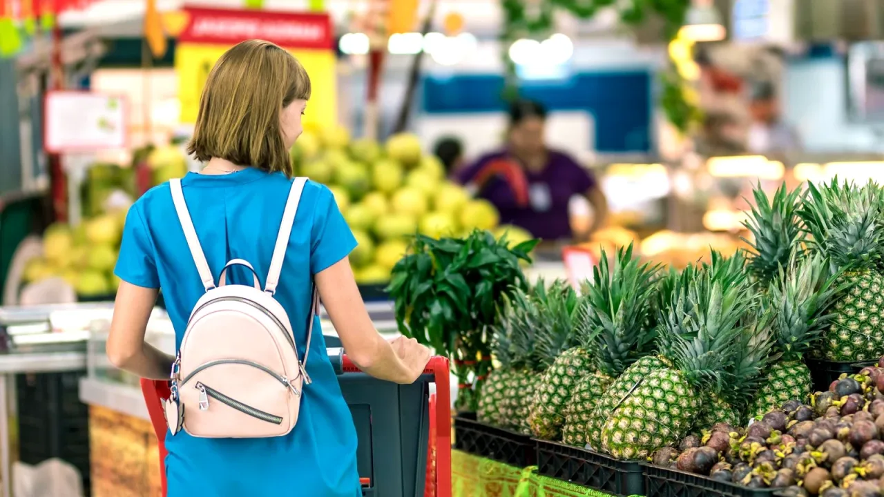 Markette meyve sebze reyonunda alışveriş yapan kişi